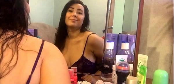  Great Amateur Professionally Painted in the Mirror and Gently Massages Big Tits